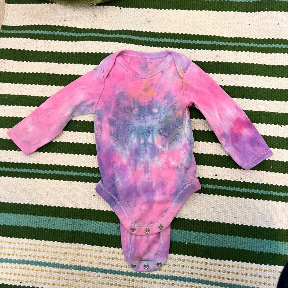 TIE DYE 6-9 MONTH BABY GIRL BODYSUIT SHIRT TOP LONG SLEEVE MONKEY HEART ART - Picture 1 of 9